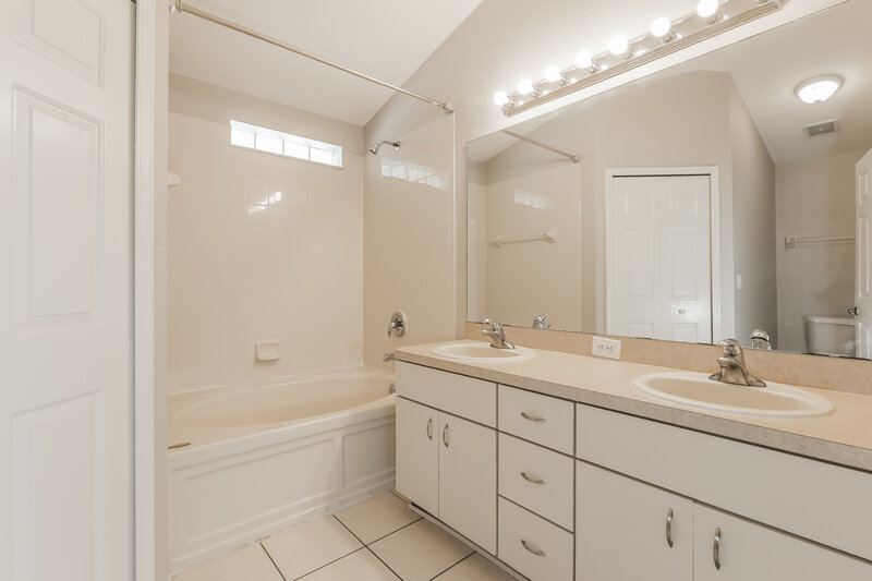 2,000/Mo, 11111 Newbridge Dr Riverview, FL 33579 Main Bathroom View