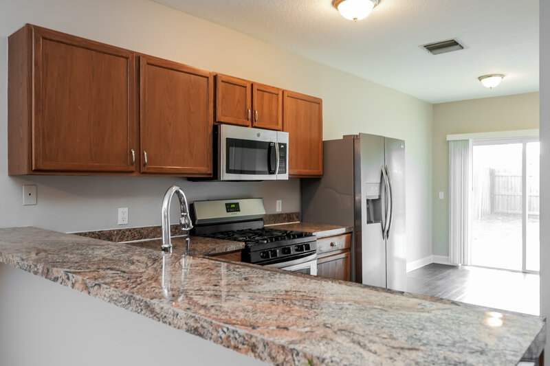 2,040/Mo, 7806 Bristol Park Drive Apollo Beach, FL 33572 Kitchen View