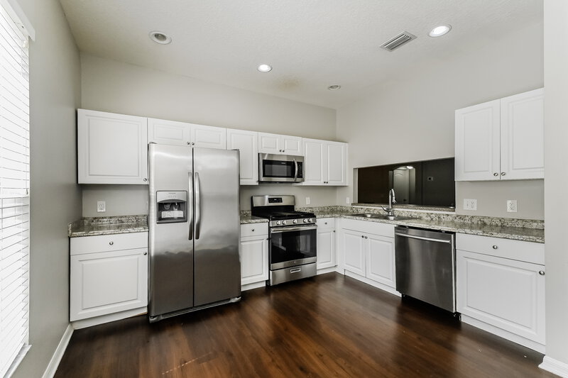 2,130/Mo, 7011 Monarch Park Dr Apollo Beach, FL 33572 Kitchen View