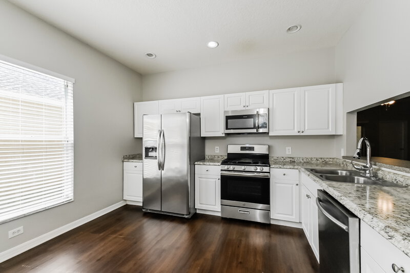 2,130/Mo, 7011 Monarch Park Dr Apollo Beach, FL 33572 Kitchen View 2