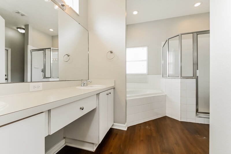 2,130/Mo, 7011 Monarch Park Dr Apollo Beach, FL 33572 Main Bathroom View