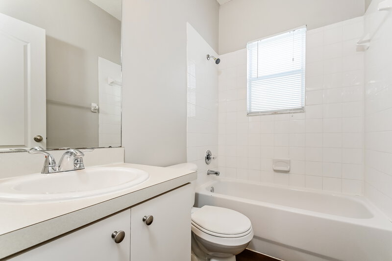 2,130/Mo, 7011 Monarch Park Dr Apollo Beach, FL 33572 Bathroom View
