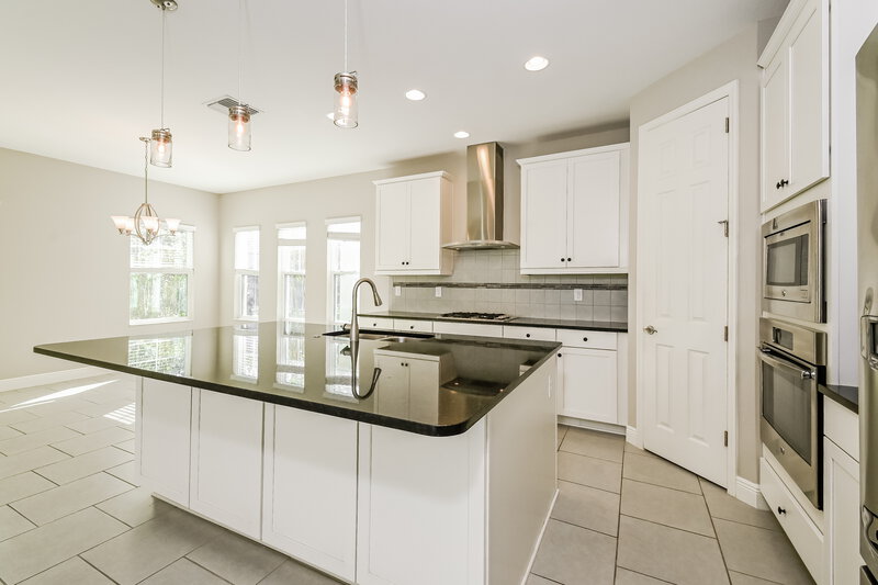 2,425/Mo, 525 Winterside Dr Apollo Beach, FL 33572 Kitchen View 2