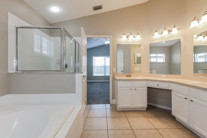2,285/Mo, 12230 Dawn Vista Dr Riverview, FL 33578 Main Bathroom View