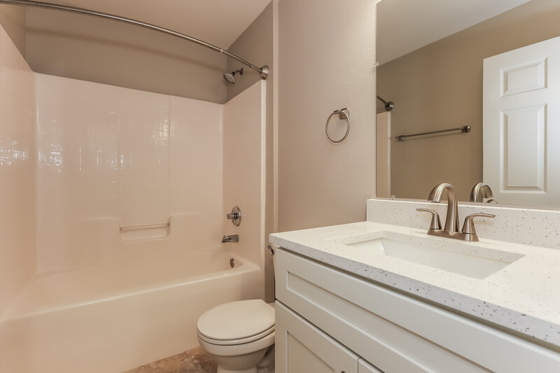 2,085/Mo, 6417 Myrtlewood Dr Lakeland, FL 33810 Bathroom View