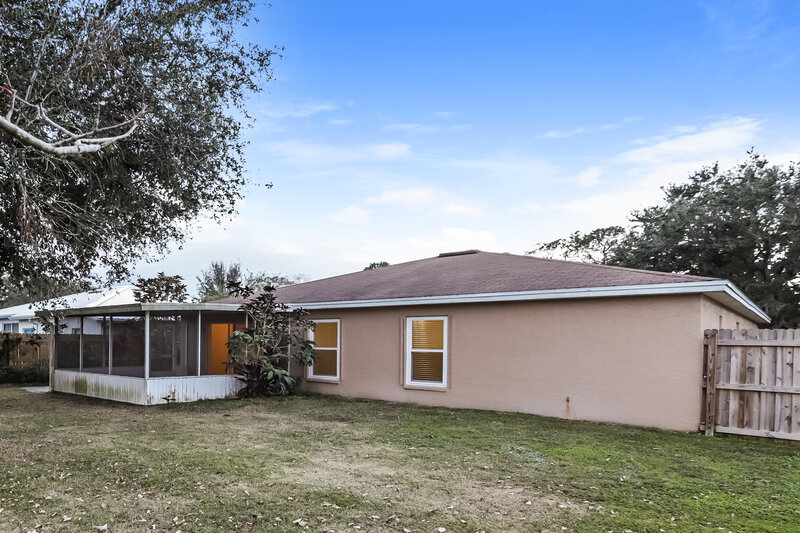 2,085/Mo, 6417 Myrtlewood Dr Lakeland, FL 33810 Rear View