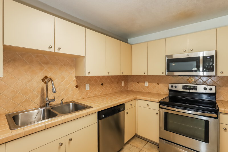 2,095/Mo, 10326 Summerview Cir Riverview, FL 33578 Kitchen View 2