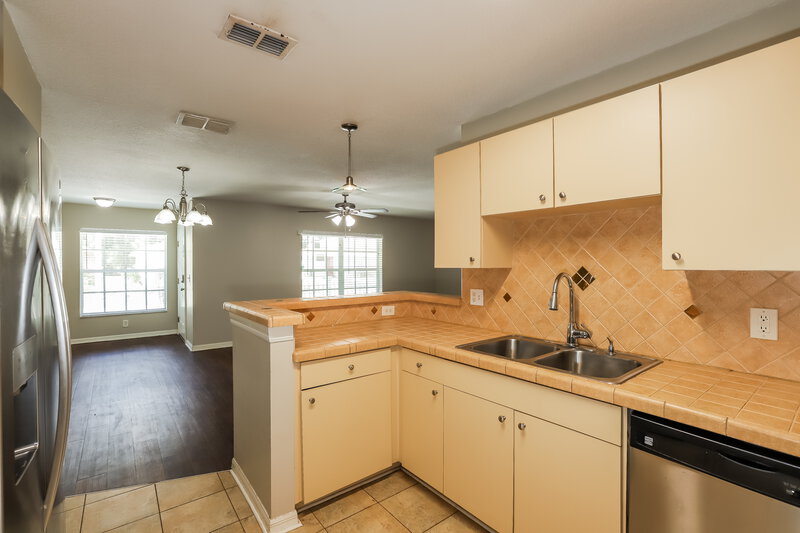 2,095/Mo, 10326 Summerview Cir Riverview, FL 33578 Kitchen View 3