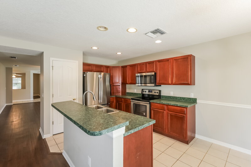 1,985/Mo, 13512 Blue Sunfish Ct Riverview, FL 33569 Kitchen View 3