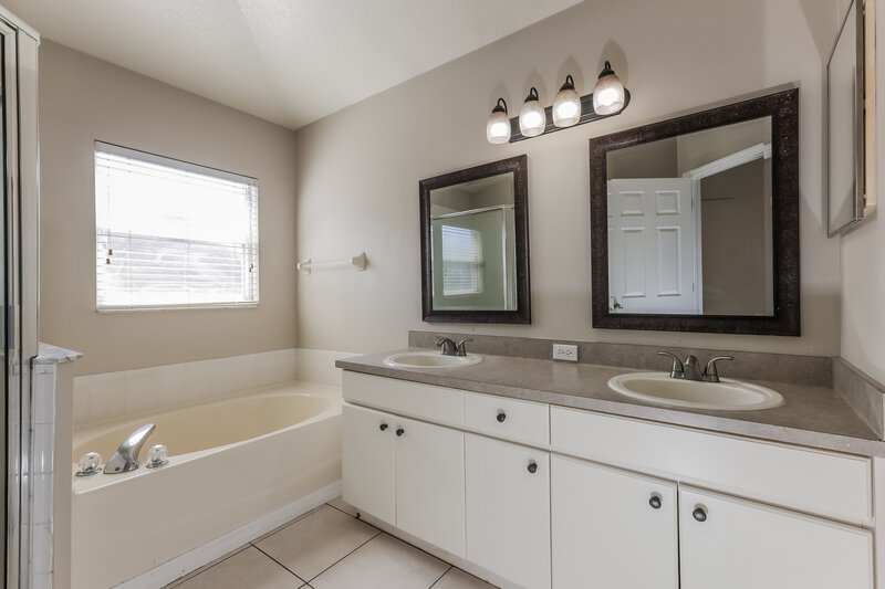 2,345/Mo, 4721 Little Denise Ct Valrico, FL 33594 Main Bathroom View