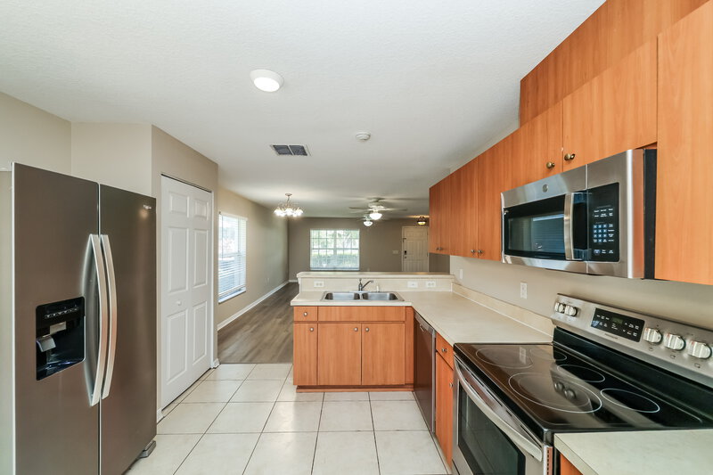 2,100/Mo, 1501 21st St SE Ruskin, FL 33570 Kitchen View