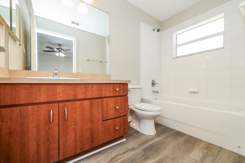 2,100/Mo, 1501 21st St SE Ruskin, FL 33570 Main Bathroom View