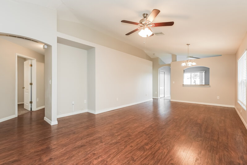 2,120/Mo, 429 Maple Pointe Dr Seffner, FL 33584 Living Room View
