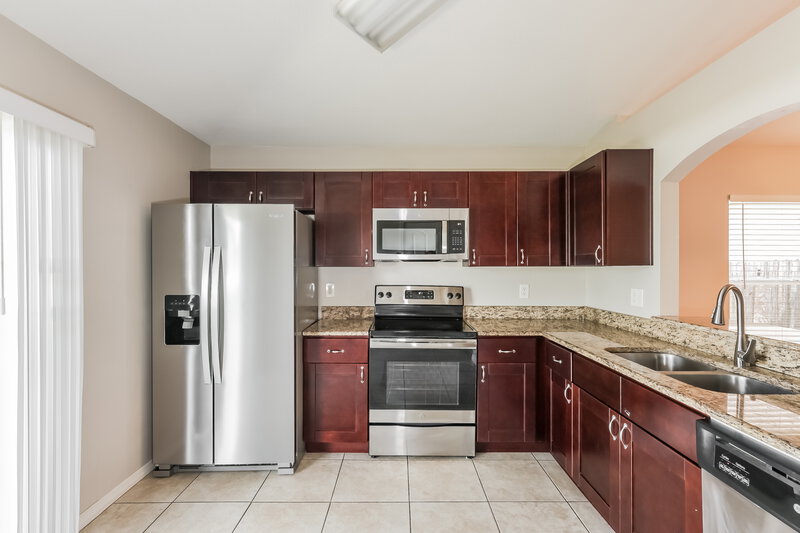 2,120/Mo, 429 Maple Pointe Dr Seffner, FL 33584 Kitchen View
