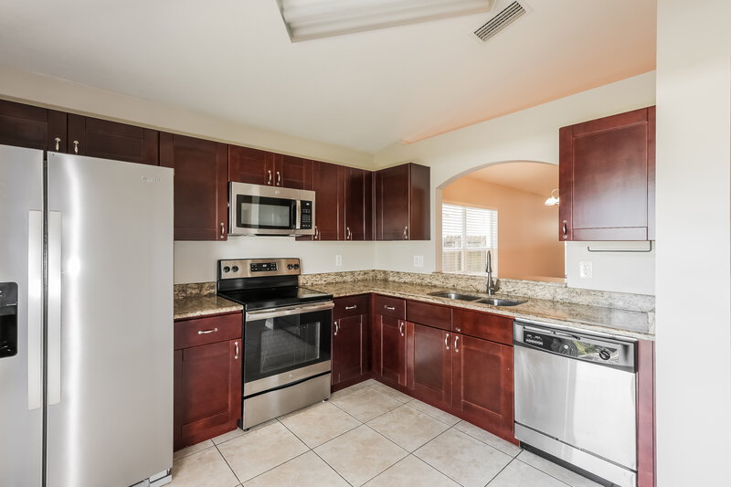 2,120/Mo, 429 Maple Pointe Dr Seffner, FL 33584 Kitchen View 2