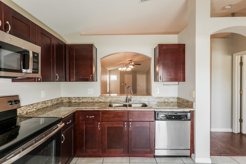 2,120/Mo, 429 Maple Pointe Dr Seffner, FL 33584 Kitchen View 3