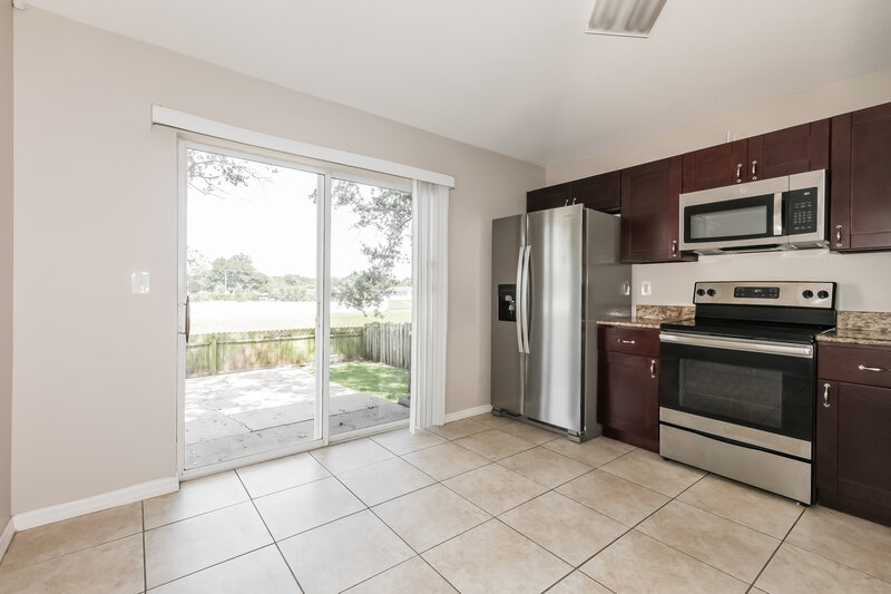 2,120/Mo, 429 Maple Pointe Dr Seffner, FL 33584 Kitchen View 4