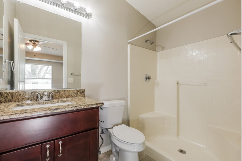 2,120/Mo, 429 Maple Pointe Dr Seffner, FL 33584 Main Bathroom View