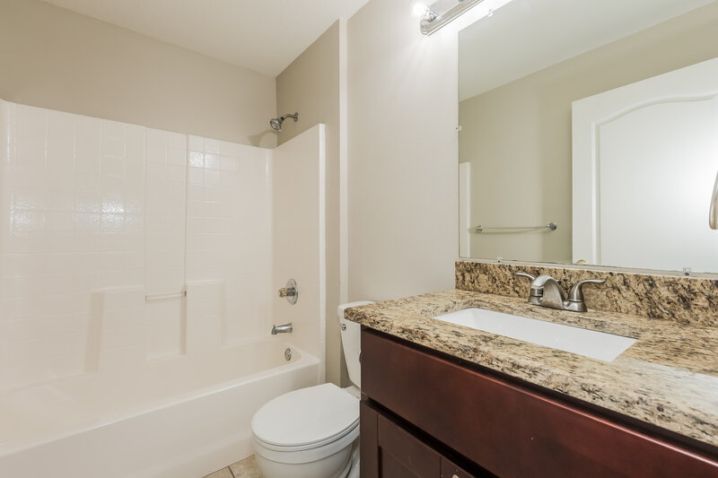 2,120/Mo, 429 Maple Pointe Dr Seffner, FL 33584 Bathroom View