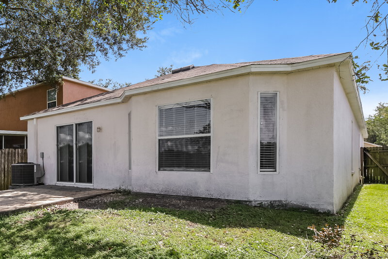 2,120/Mo, 429 Maple Pointe Dr Seffner, FL 33584 Rear View