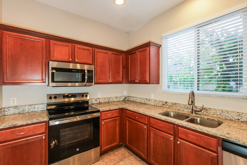 2,285/Mo, 11813 Mango Groves Blvd Seffner, FL 33584 Kitchen View 2