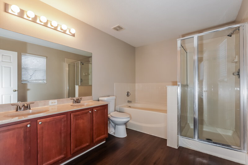 2,285/Mo, 11813 Mango Groves Blvd Seffner, FL 33584 Main Bathroom View