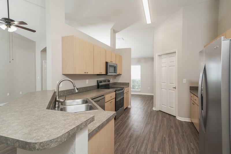 2,325/Mo, 4668 Great Blue Heron Dr Lakeland, FL 33812 Kitchen View
