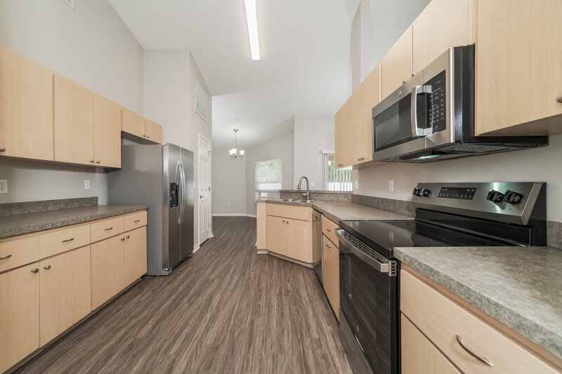 2,325/Mo, 4668 Great Blue Heron Dr Lakeland, FL 33812 Kitchen View 2