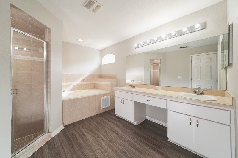 2,325/Mo, 4668 Great Blue Heron Dr Lakeland, FL 33812 Main Bathroom View