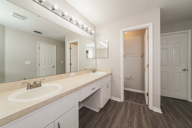 2,325/Mo, 4668 Great Blue Heron Dr Lakeland, FL 33812 Main Bathroom View 2