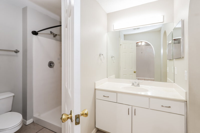 1,940/Mo, 30539 Birdhouse Dr Wesley Chapel, FL 33545 Main Bathroom View
