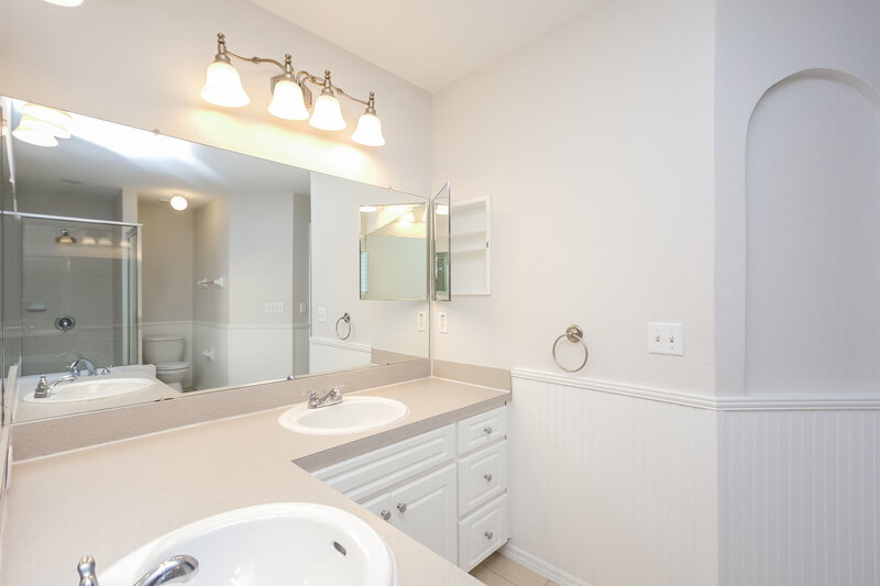 2,070/Mo, 5025 Yellowtop Loop Lakeland, FL 33811 Main Bathroom View