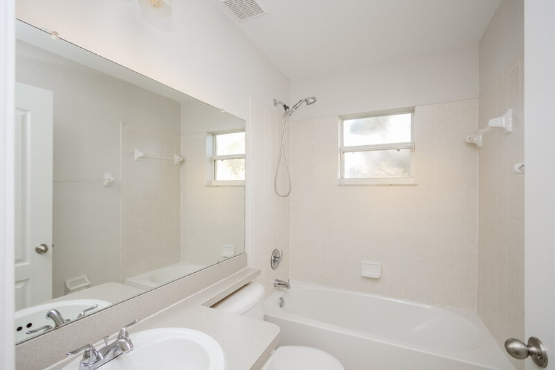 2,070/Mo, 5025 Yellowtop Loop Lakeland, FL 33811 Bathroom View