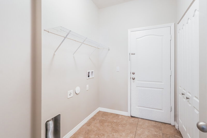 2,090/Mo, 6353 Twin Bridges Dr Zephyrhills, FL 33541 Laundry Room View