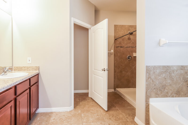 2,090/Mo, 6353 Twin Bridges Dr Zephyrhills, FL 33541 Main Bathroom View