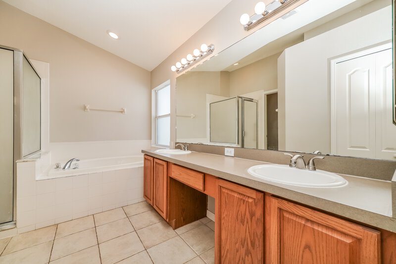 2,355/Mo, 9732 White Barn Way Riverview, FL 33569 Main Bathroom View