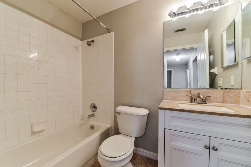 3,320/Mo, 1710 Scotch Pine Dr Brandon, FL 33511 Bathroom View