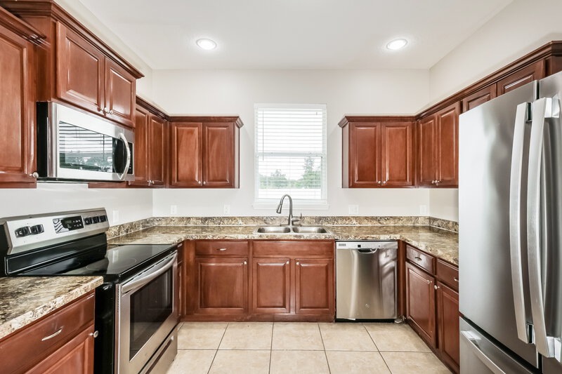 2,050/Mo, 955 Krenson Woods Rd Lakeland, FL 33813 Kitchen View