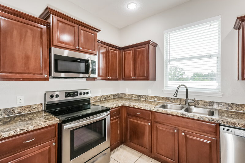 2,050/Mo, 955 Krenson Woods Rd Lakeland, FL 33813 Kitchen View 2