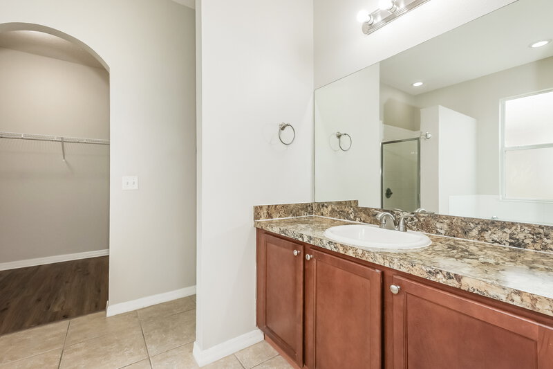 2,050/Mo, 955 Krenson Woods Rd Lakeland, FL 33813 Main Bathroom View