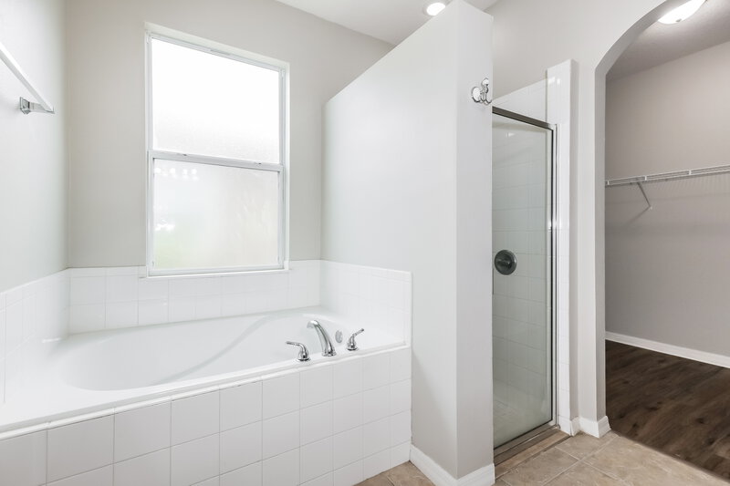 2,050/Mo, 955 Krenson Woods Rd Lakeland, FL 33813 Main Bathroom View 2