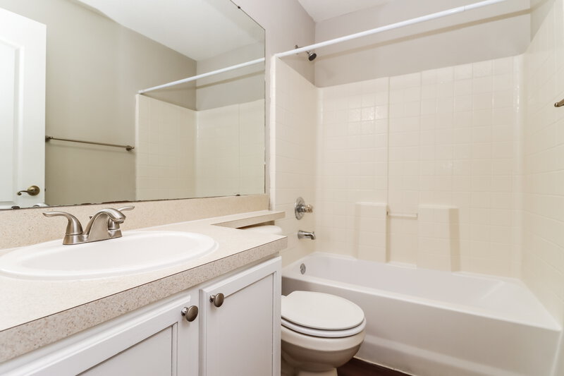 1,890/Mo, 12610 Montford Ln Riverview, FL 33579 Main Bathroom View