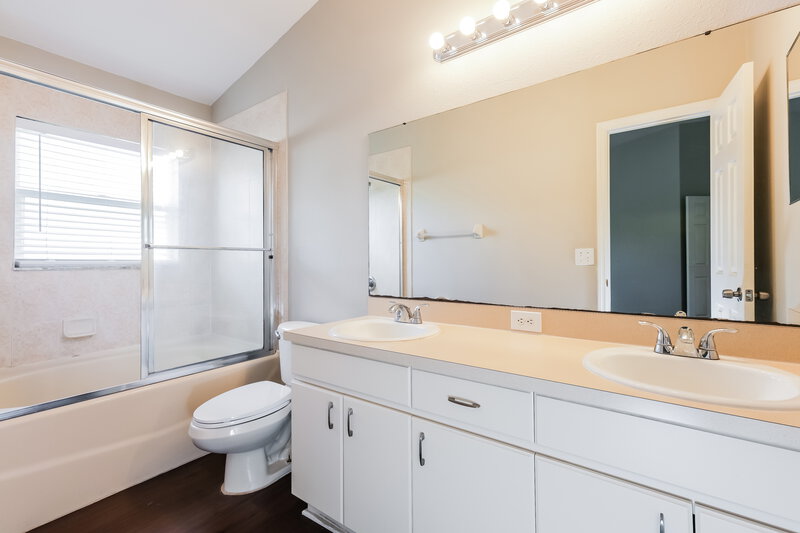 3,360/Mo, 13610 Ogakor Dr Riverview, FL 33579 Main Bathroom View