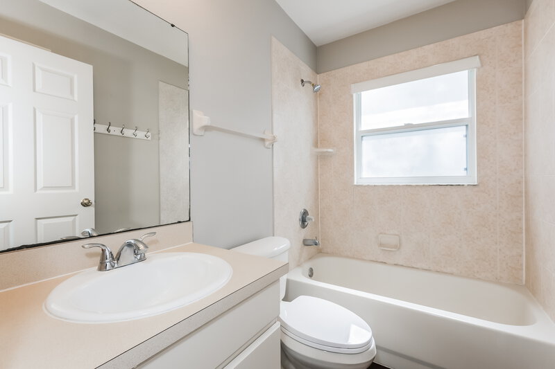 3,360/Mo, 13610 Ogakor Dr Riverview, FL 33579 Bathroom View