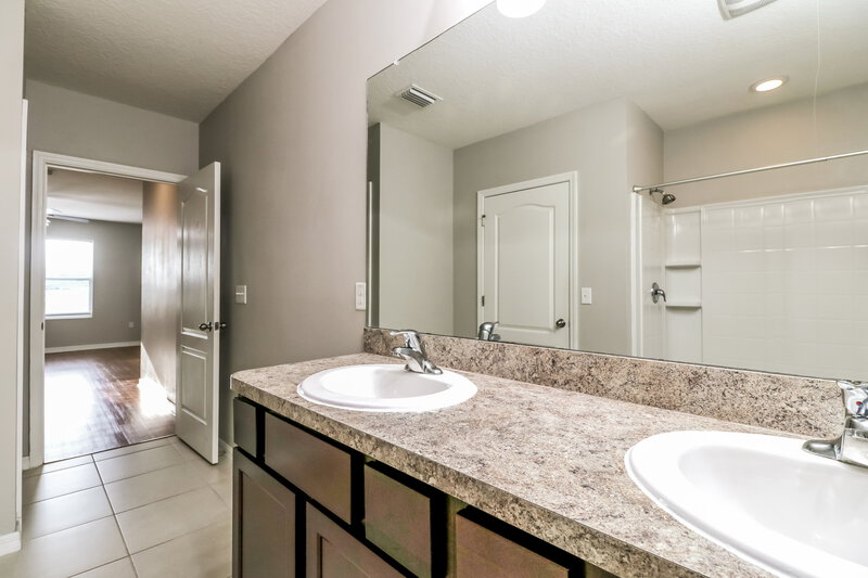1,920/Mo, 586 Hartford Heights St Spring Hill, FL 34609 Main Bathroom View