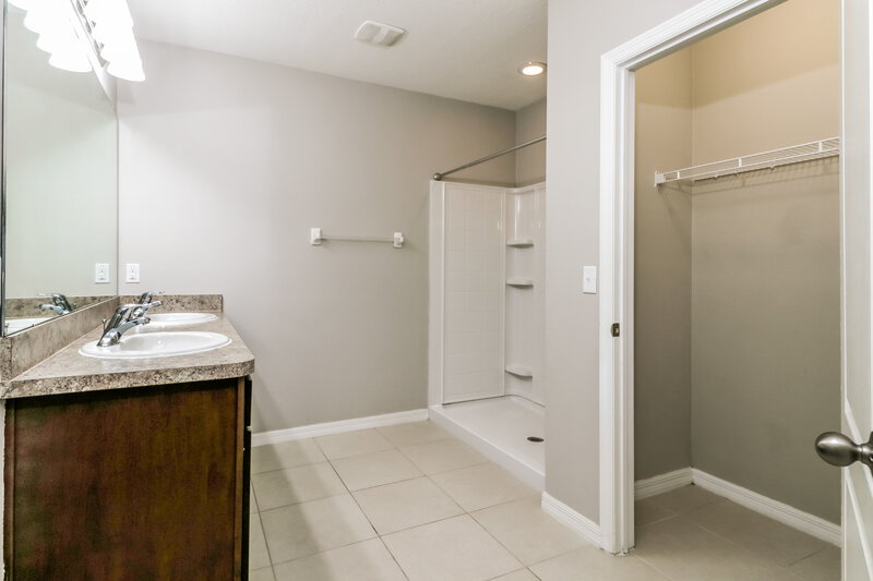 1,920/Mo, 586 Hartford Heights St Spring Hill, FL 34609 Main Bathroom View 2