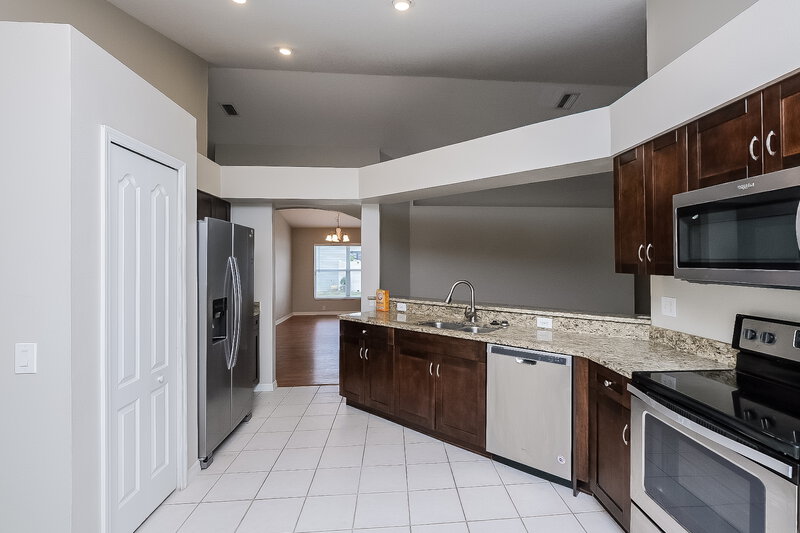 2,305/Mo, 13035 Bridleford Dr Gibsonton, FL 33534 Kitchen View 2