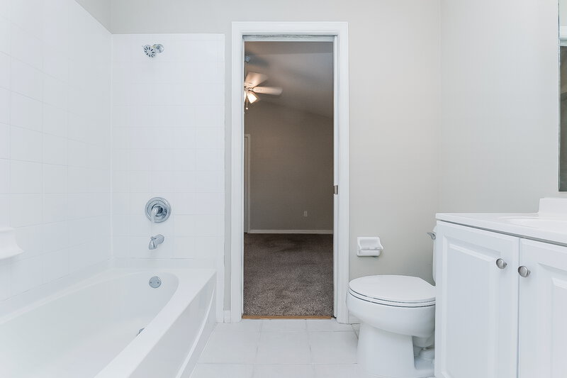 2,305/Mo, 13035 Bridleford Dr Gibsonton, FL 33534 Bathroom View