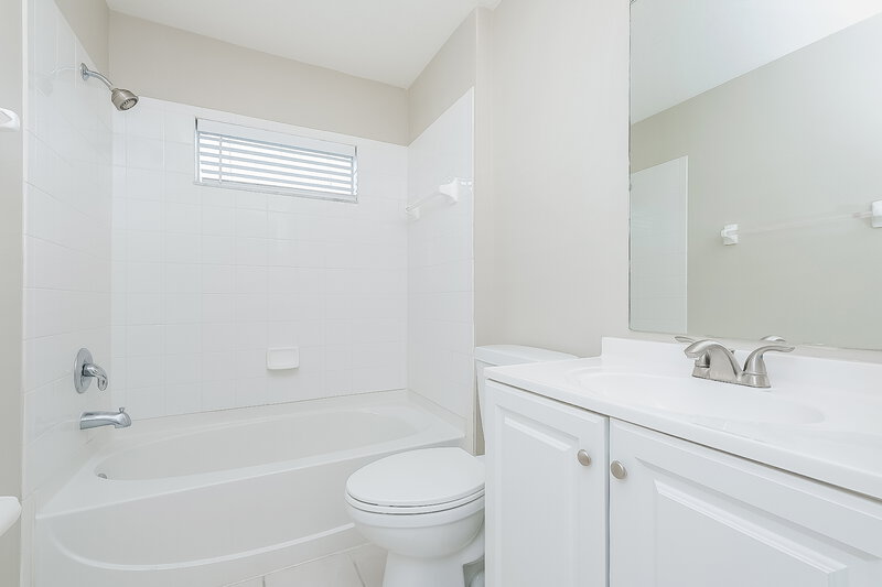 2,305/Mo, 13035 Bridleford Dr Gibsonton, FL 33534 Bathroom View 2