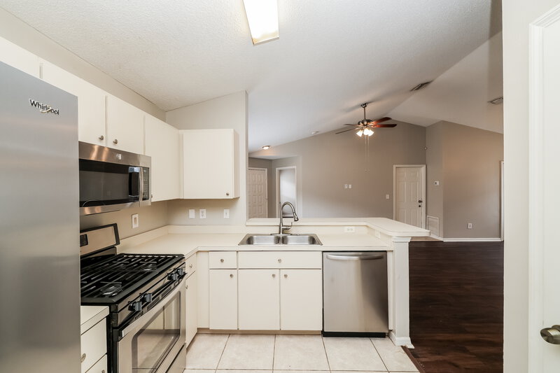 2,160/Mo, 6713 Summer Cove Dr Riverview, FL 33578 Kitchen View